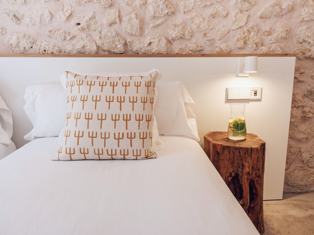 Can Cota Suites & Spa - Turismo de interior — Hotel rooms in Selva, Balearic Islands