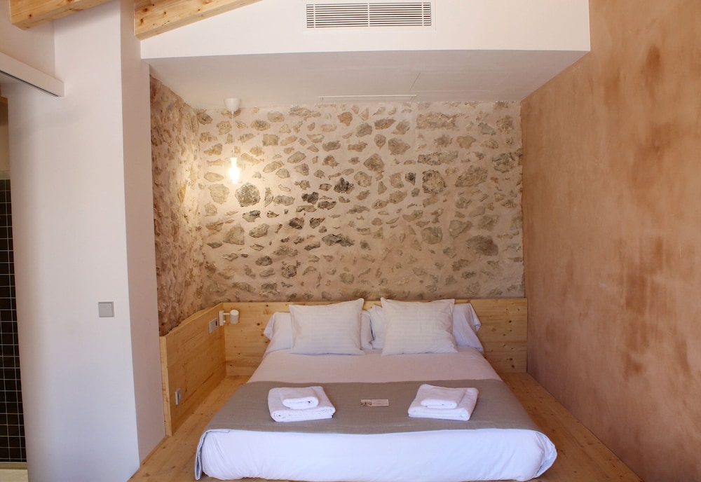 Can Cota Suites & Spa - Turismo de interior — Hotel rooms in Selva, Balearic Islands