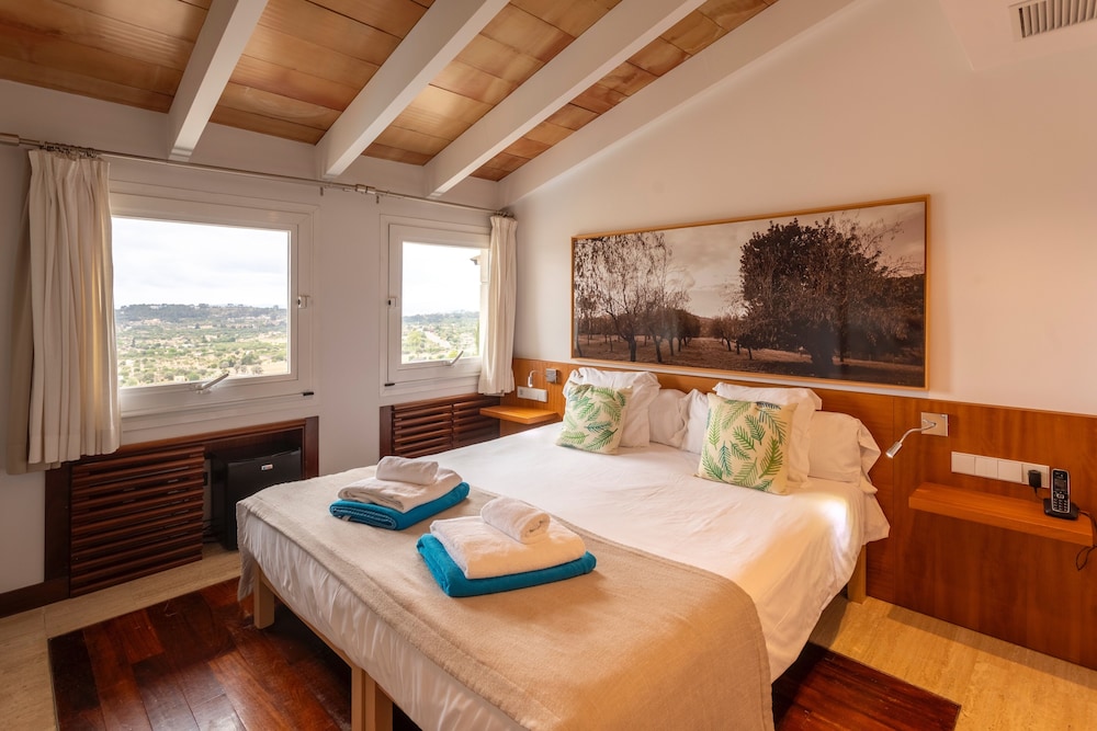 Can Cota Suites & Spa - Turismo de interior — Hotel rooms in Selva, Balearic Islands