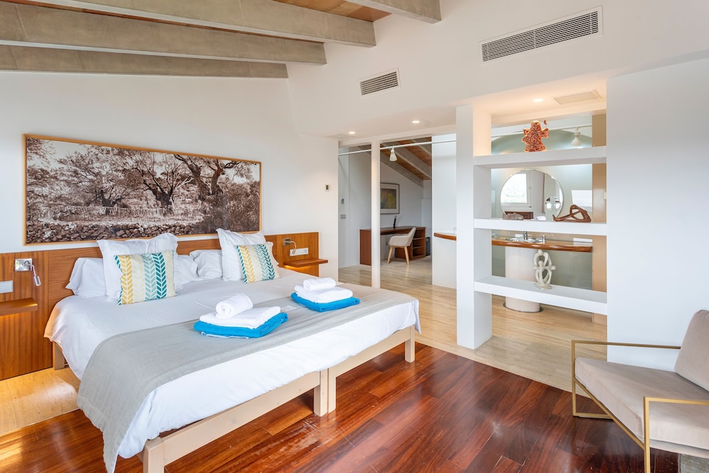 Can Cota Suites & Spa - Turismo de interior — Hotel rooms in Selva, Balearic Islands