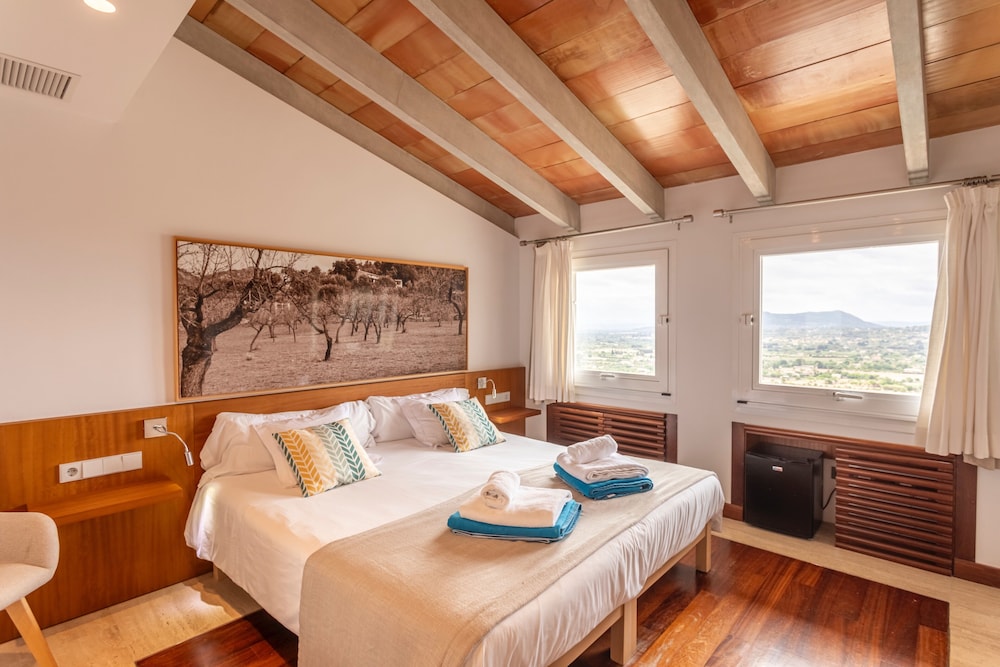 Can Cota Suites & Spa - Turismo de interior — Hotel rooms in Selva, Balearic Islands