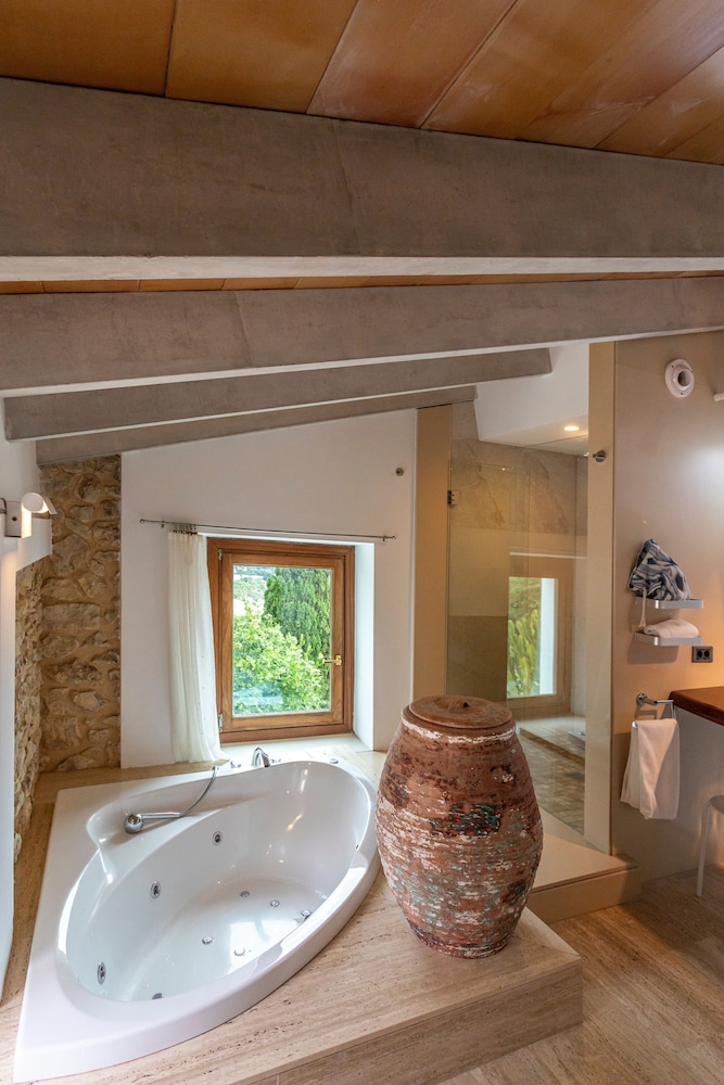 Can Cota Suites & Spa - Turismo de interior — Hotel rooms in Selva, Balearic Islands