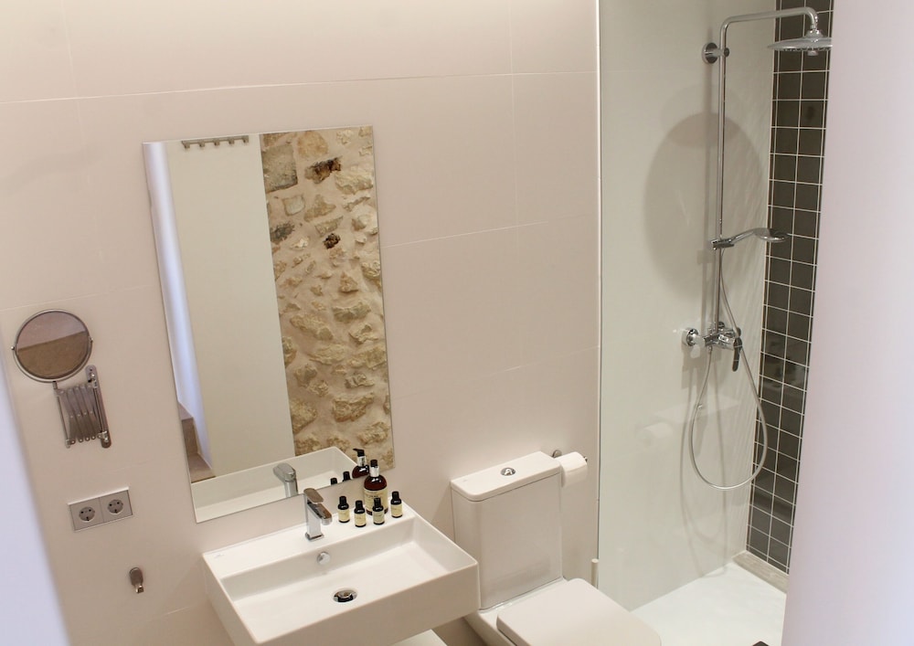 Can Cota Suites & Spa - Turismo de interior — Hotel rooms in Selva, Balearic Islands