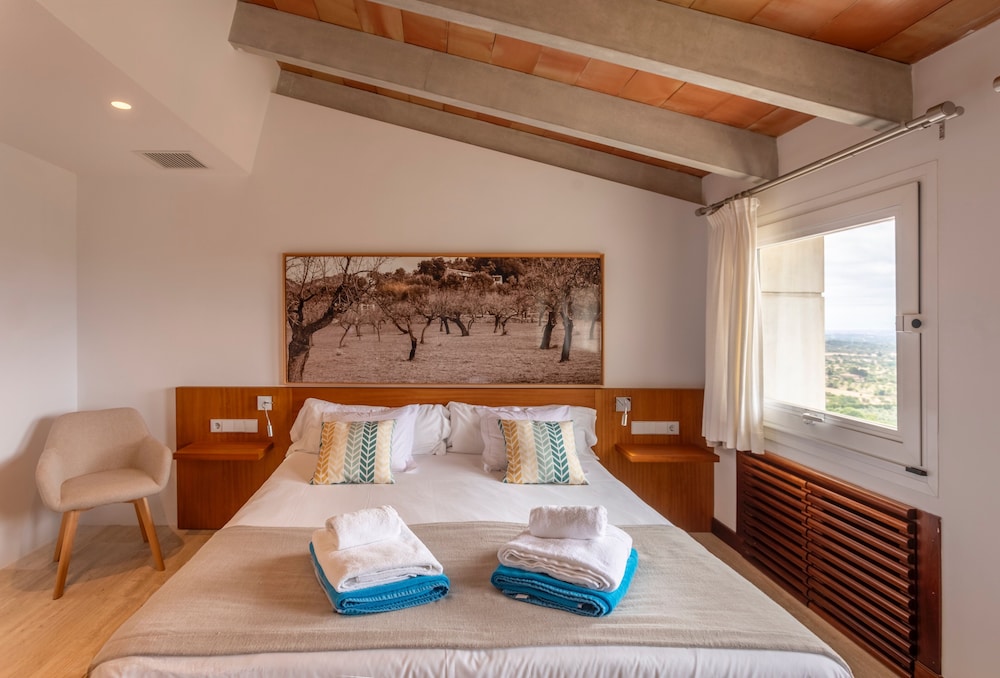 Can Cota Suites & Spa - Turismo de interior — Hotel rooms in Selva, Balearic Islands