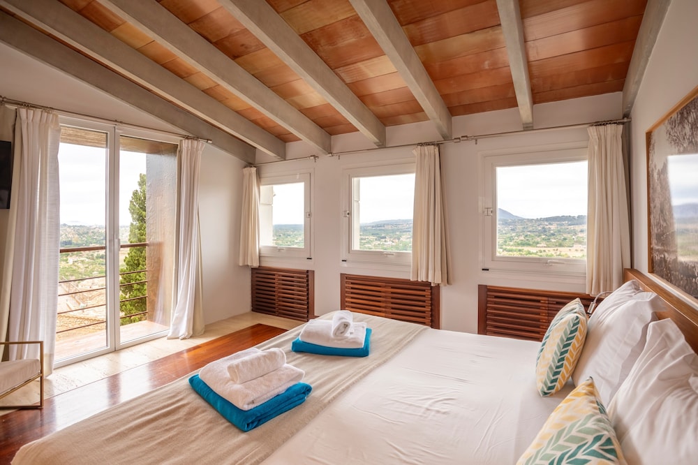 Can Cota Suites & Spa - Turismo de interior — Hotel rooms in Selva, Balearic Islands