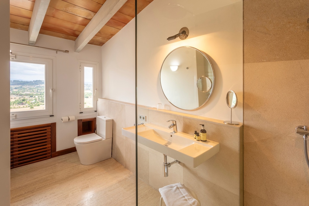 Can Cota Suites & Spa - Turismo de interior — Hotel rooms in Selva, Balearic Islands