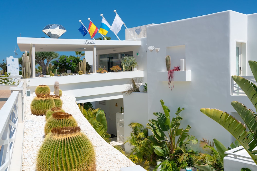 Lani's Suites de Luxe — Hotel building in Puerto del Carmen, Canary Islands