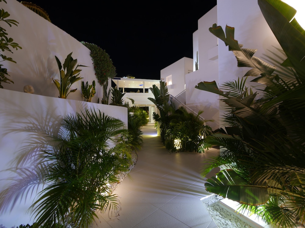 Lani's Suites de Luxe — Hotel building in Puerto del Carmen, Canary Islands