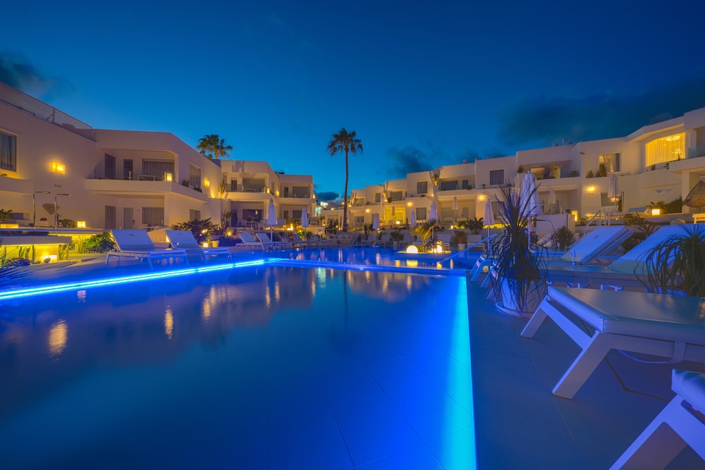 Lani's Suites de Luxe — Swimming pool in Puerto del Carmen, Canary Islands