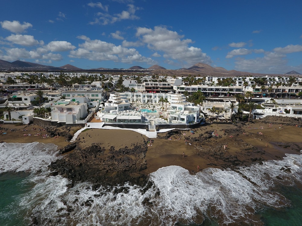 Lani's Suites de Luxe — Hotel building in Puerto del Carmen, Canary Islands