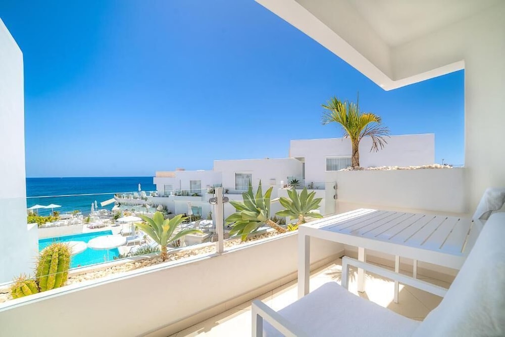Lani's Suites de Luxe — Hotel building in Puerto del Carmen, Canary Islands