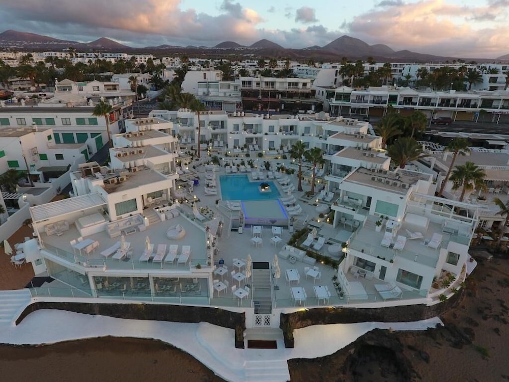 Lani's Suites de Luxe — Hotel building in Puerto del Carmen, Canary Islands