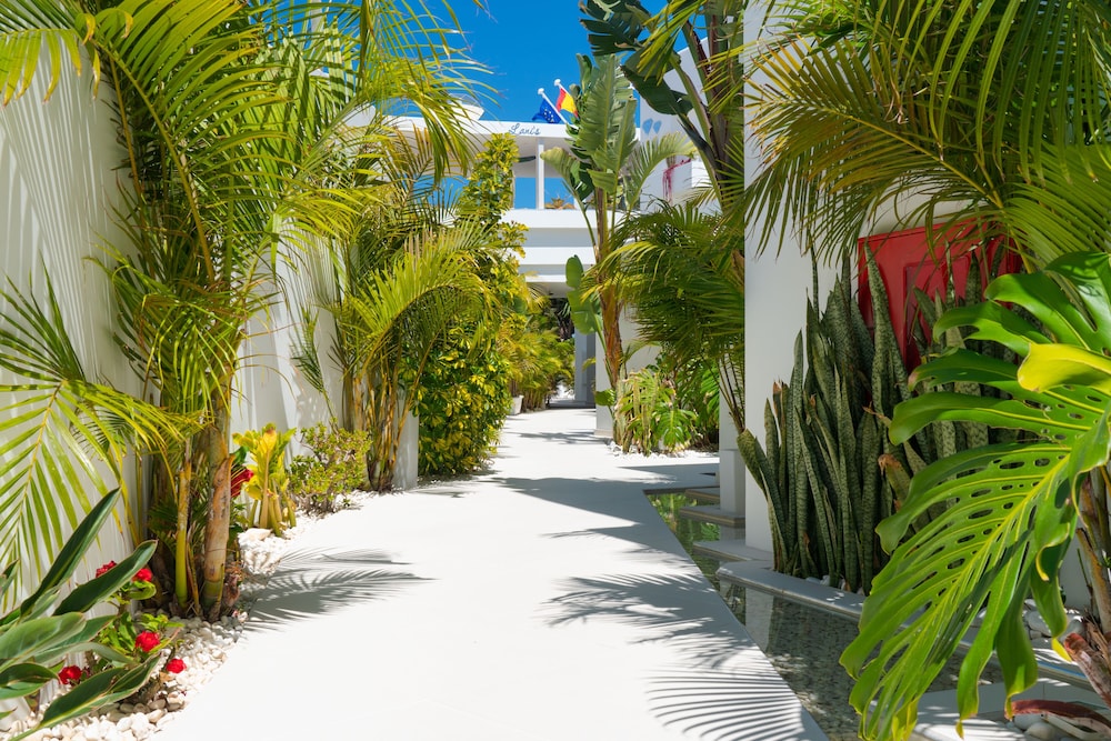 Lani's Suites de Luxe — Hotel building in Puerto del Carmen, Canary Islands