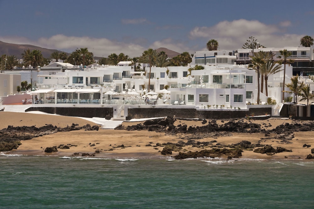 Lani's Suites de Luxe — Hotel building in Puerto del Carmen, Canary Islands