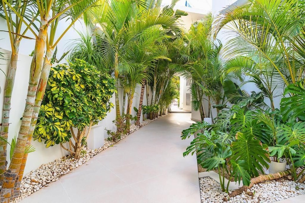 Lani's Suites de Luxe — Hotel building in Puerto del Carmen, Canary Islands