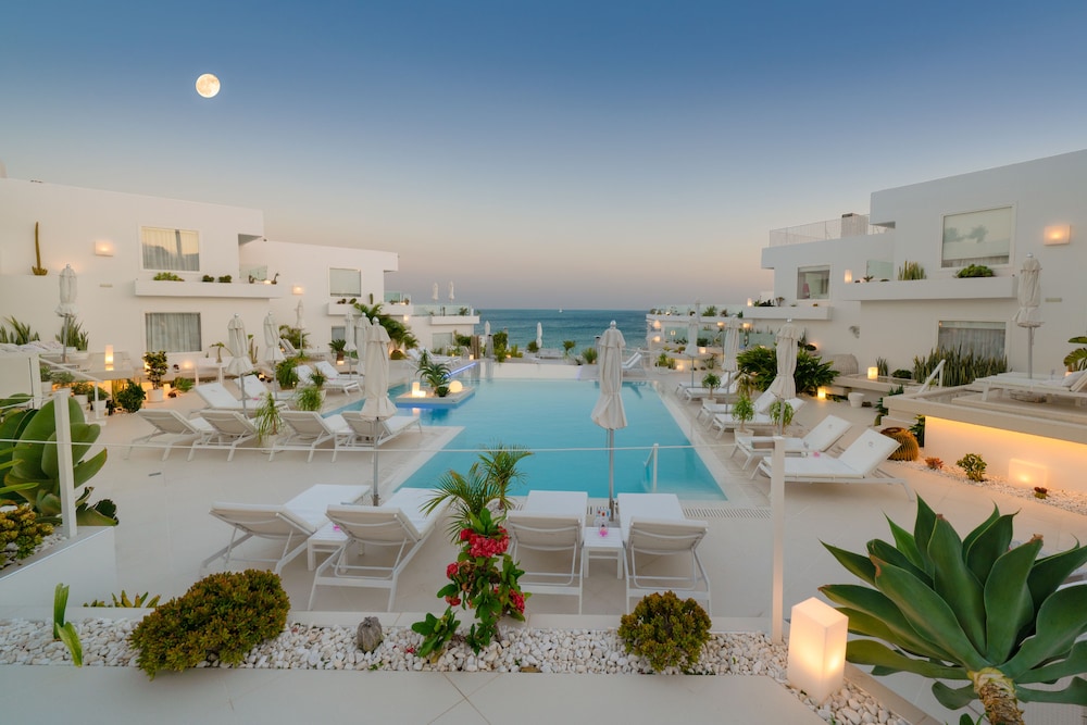 Lani's Suites de Luxe — Swimming pool in Puerto del Carmen, Canary Islands