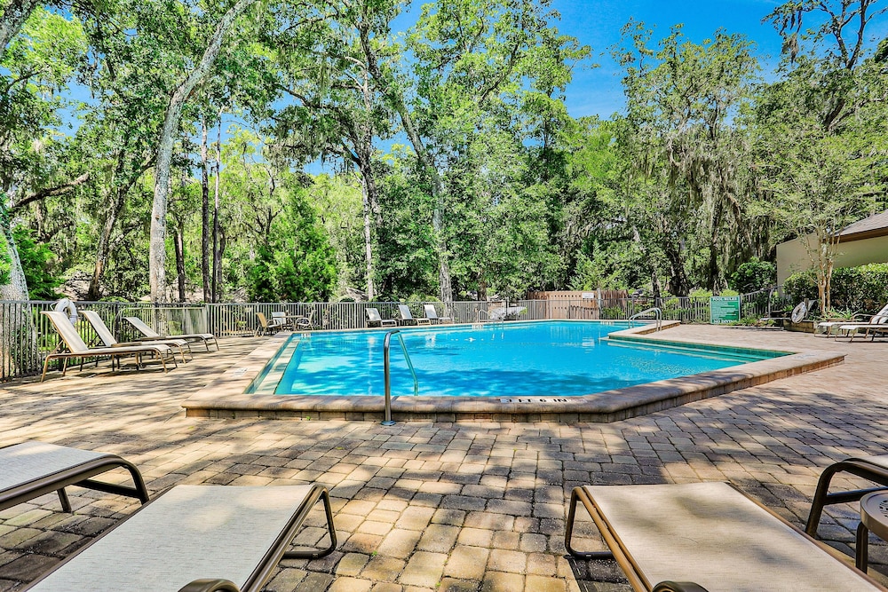 Oceanview Condo in Amelia Island Plantation With Balcony & Pool — Swimming pool in Amelia Island, Florida