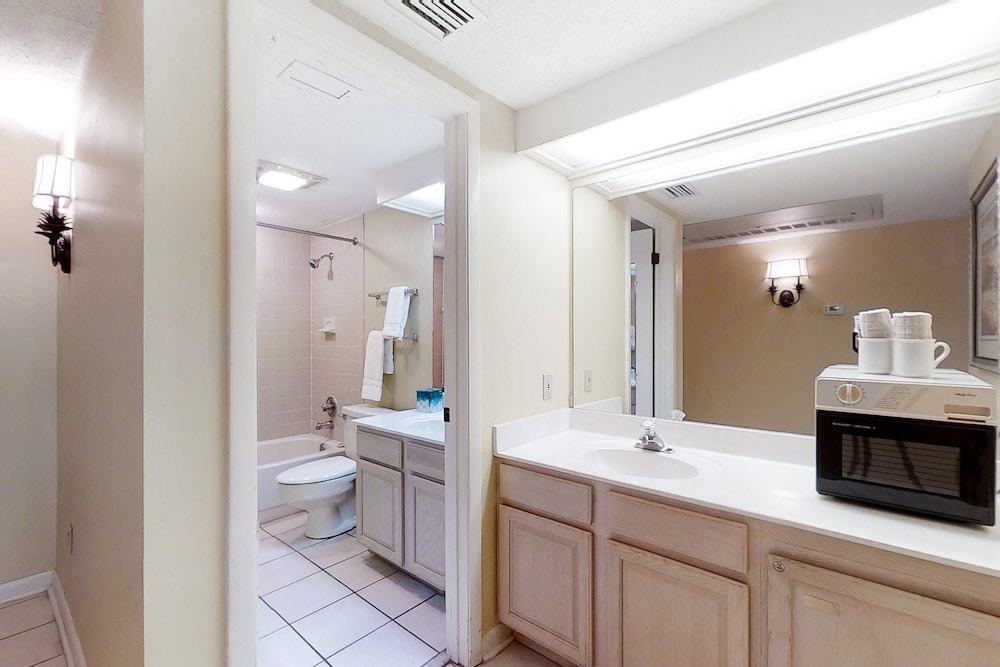 Oceanview Condo in Amelia Island Plantation With Balcony & Pool — Hotel rooms in Amelia Island, Florida