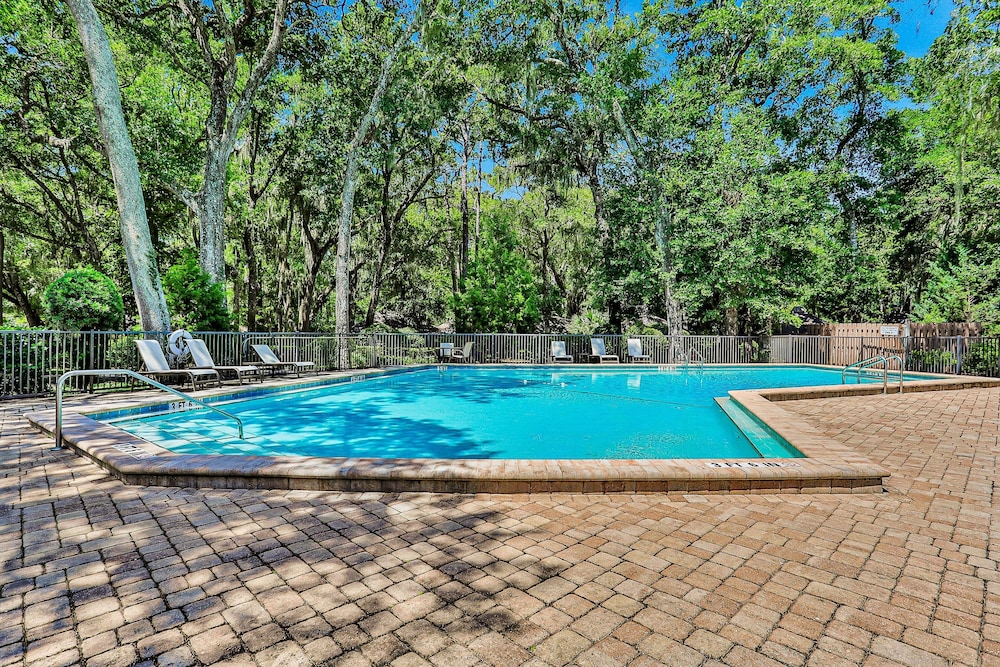Oceanview Condo in Amelia Island Plantation With Balcony & Pool — Swimming pool in Amelia Island, Florida