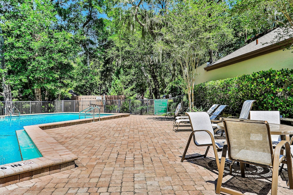 Amelia Island Plantation Condo With Side Ocean View, Balcony, Wifi & Shared Pool — Swimming pool in Amelia Island, Florida
