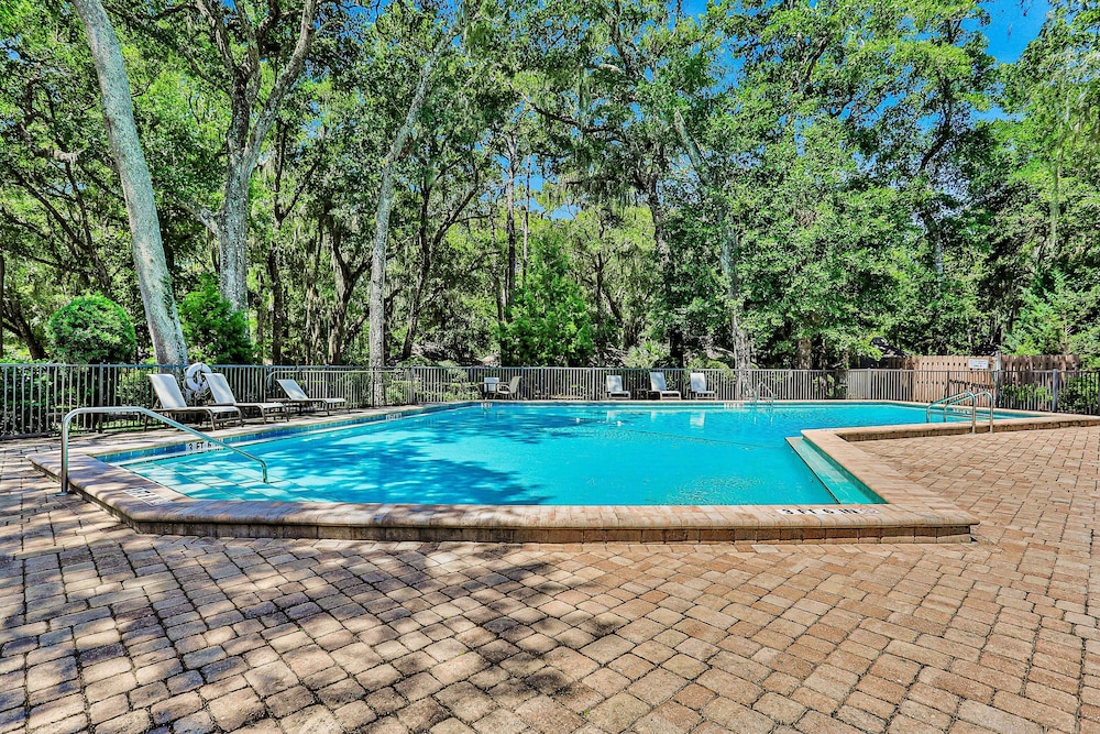 Amelia Island Plantation Condo With Side Ocean View, Balcony, Wifi & Shared Pool — Swimming pool in Amelia Island, Florida