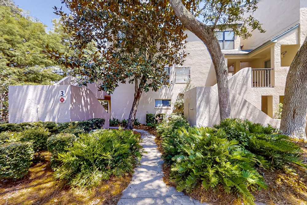 Fully-renovated Stunning Modern Beach Condo w/ Pool on Amelia Island — Hotel building in Amelia Island, Florida