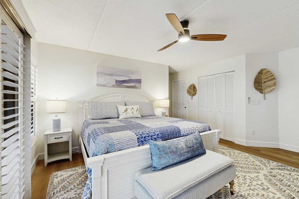Fully-renovated Stunning Modern Beach Condo w/ Pool on Amelia Island — Hotel rooms in Amelia Island, Florida