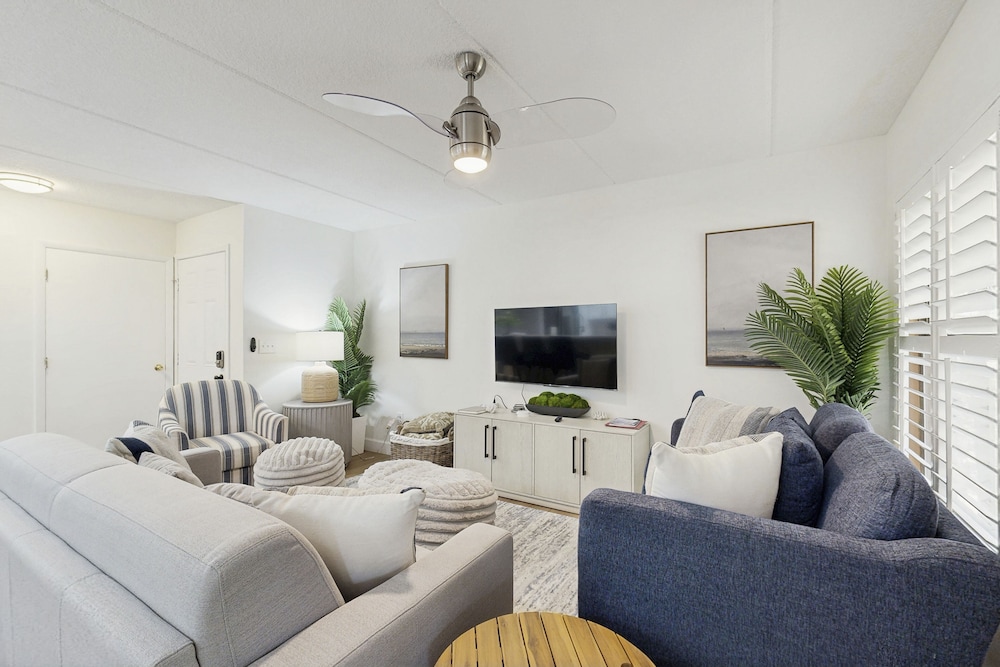 Fully-renovated Stunning Modern Beach Condo w/ Pool on Amelia Island — Hotel rooms in Amelia Island, Florida
