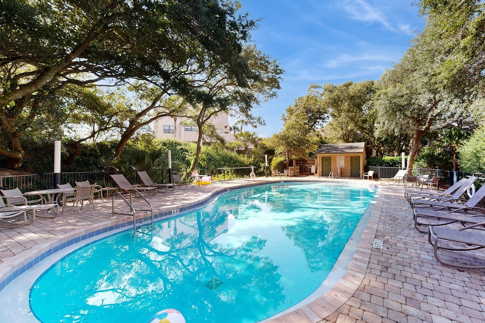 Fully-renovated Stunning Modern Beach Condo w/ Pool on Amelia Island — Swimming pool in Amelia Island, Florida