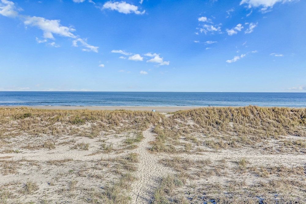 Fully-renovated Stunning Modern Beach Condo w/ Pool on Amelia Island — Beach in Amelia Island, Florida