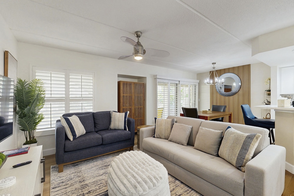 Fully-renovated Stunning Modern Beach Condo w/ Pool on Amelia Island — Hotel rooms in Amelia Island, Florida