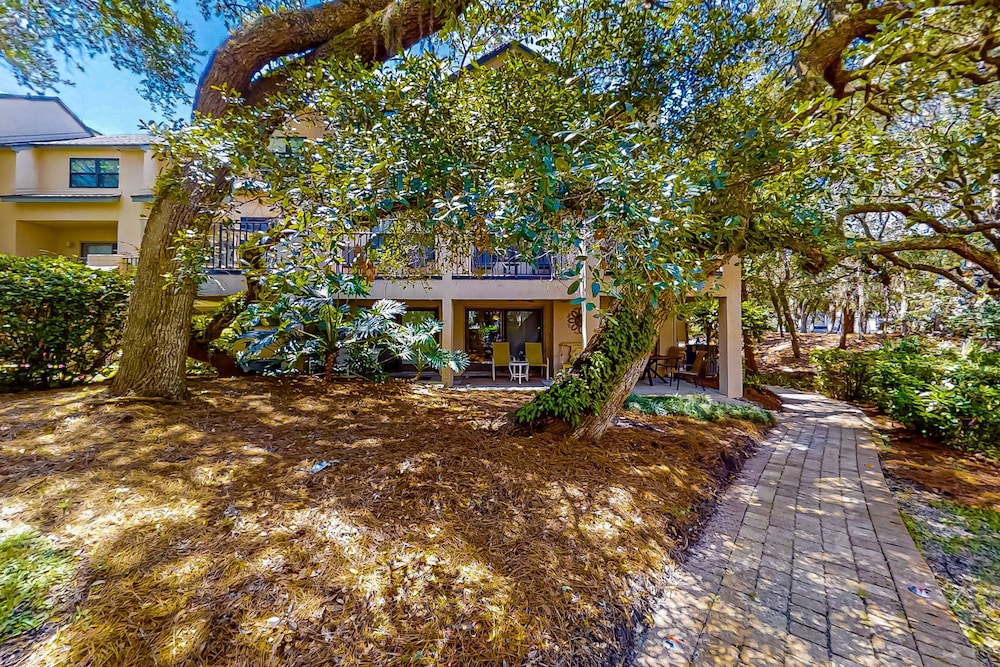 Fully-renovated Stunning Modern Beach Condo w/ Pool on Amelia Island — Hotel building in Amelia Island, Florida