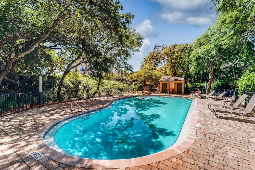 Fully-renovated Stunning Modern Beach Condo w/ Pool on Amelia Island — Swimming pool in Amelia Island, Florida