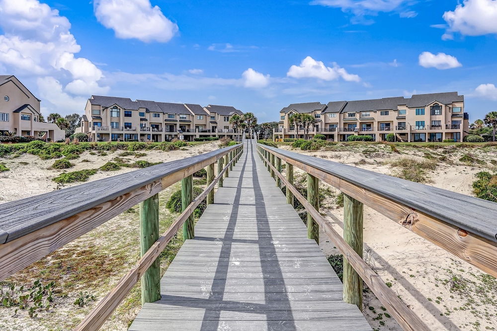 Fully-renovated Stunning Modern Beach Condo w/ Pool on Amelia Island — Beach in Amelia Island, Florida