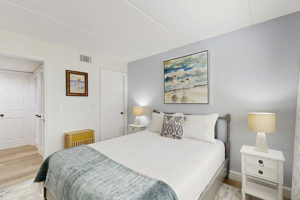 Fully-renovated Stunning Modern Beach Condo w/ Pool on Amelia Island — Hotel rooms in Amelia Island, Florida