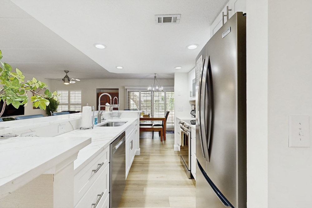 Fully-renovated Stunning Modern Beach Condo w/ Pool on Amelia Island — Hotel rooms in Amelia Island, Florida