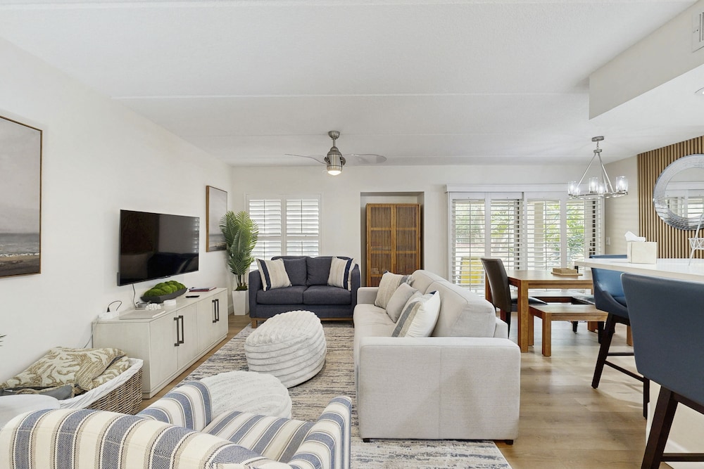 Fully-renovated Stunning Modern Beach Condo w/ Pool on Amelia Island — Hotel rooms in Amelia Island, Florida