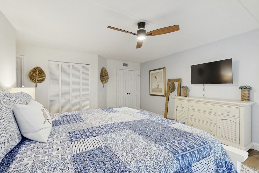 Fully-renovated Stunning Modern Beach Condo w/ Pool on Amelia Island — Hotel rooms in Amelia Island, Florida