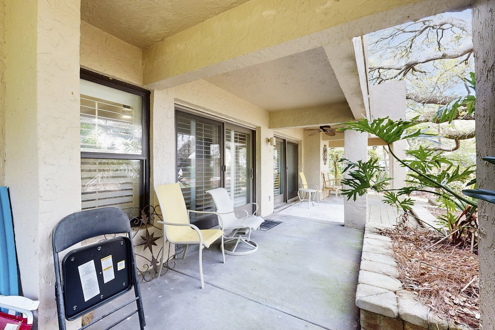 Fully-renovated Stunning Modern Beach Condo w/ Pool on Amelia Island — Hotel building in Amelia Island, Florida