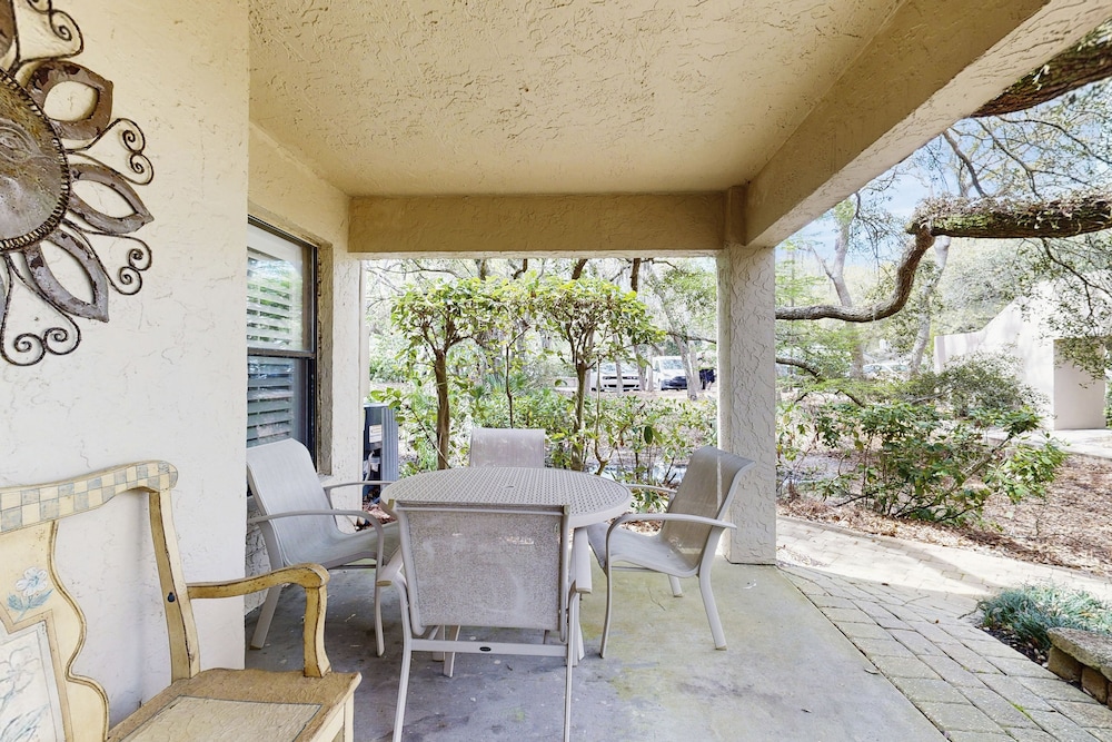 Fully-renovated Stunning Modern Beach Condo w/ Pool on Amelia Island — Hotel building in Amelia Island, Florida
