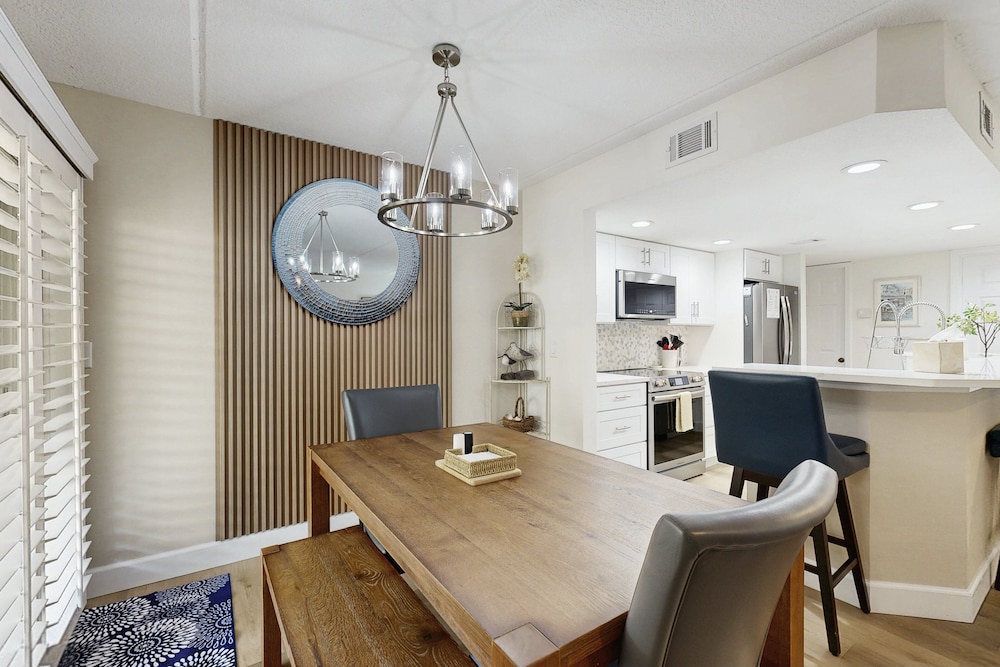 Fully-renovated Stunning Modern Beach Condo w/ Pool on Amelia Island — Restaurant & bars in Amelia Island, Florida