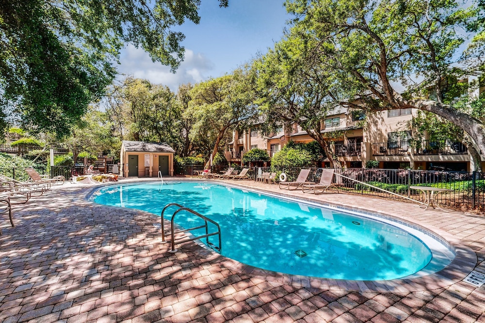 Fully-renovated Stunning Modern Beach Condo w/ Pool on Amelia Island