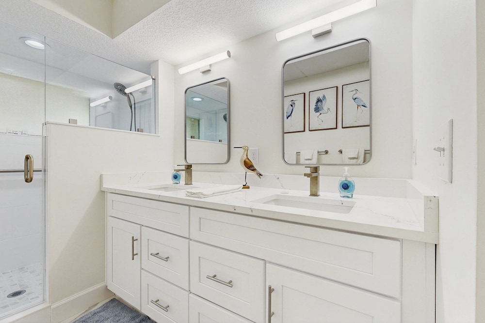 Fully-renovated Stunning Modern Beach Condo w/ Pool on Amelia Island — Hotel rooms in Amelia Island, Florida
