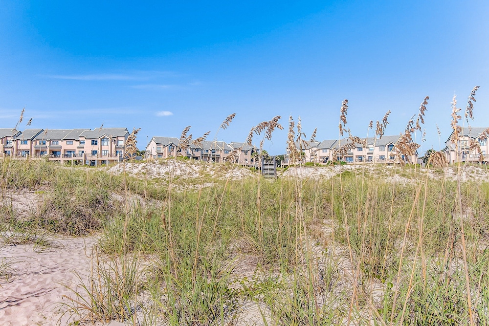Fully-renovated Stunning Modern Beach Condo w/ Pool on Amelia Island — Beach in Amelia Island, Florida