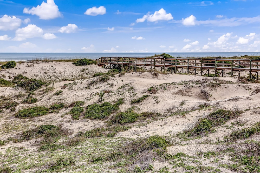 Fully-renovated Stunning Modern Beach Condo w/ Pool on Amelia Island — Beach in Amelia Island, Florida