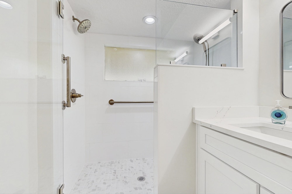 Fully-renovated Stunning Modern Beach Condo w/ Pool on Amelia Island — Hotel rooms in Amelia Island, Florida