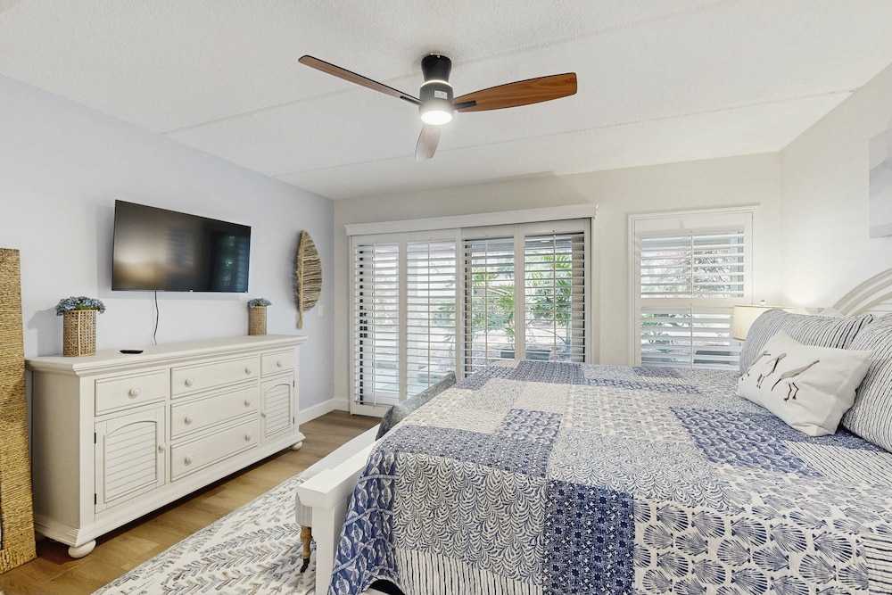 Fully-renovated Stunning Modern Beach Condo w/ Pool on Amelia Island — Hotel rooms in Amelia Island, Florida