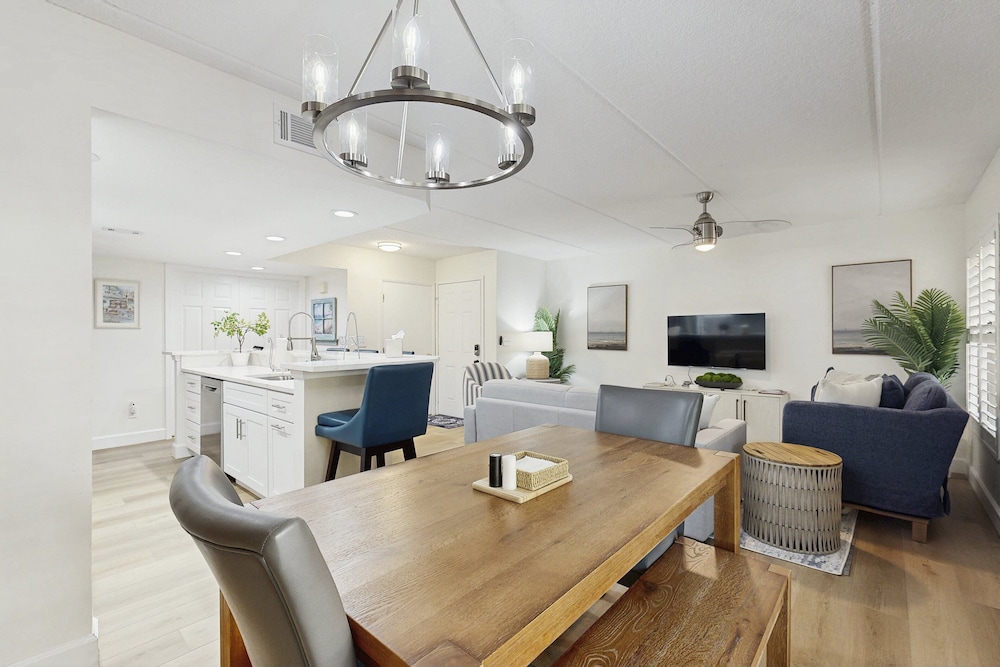Fully-renovated Stunning Modern Beach Condo w/ Pool on Amelia Island — Hotel rooms in Amelia Island, Florida