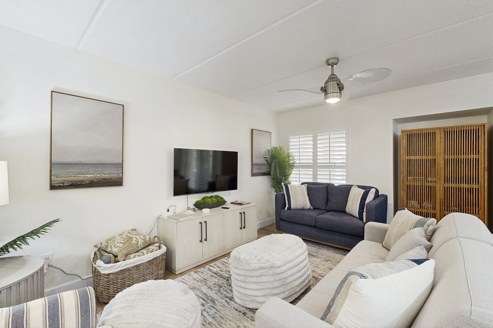 Fully-renovated Stunning Modern Beach Condo w/ Pool on Amelia Island — Hotel rooms in Amelia Island, Florida