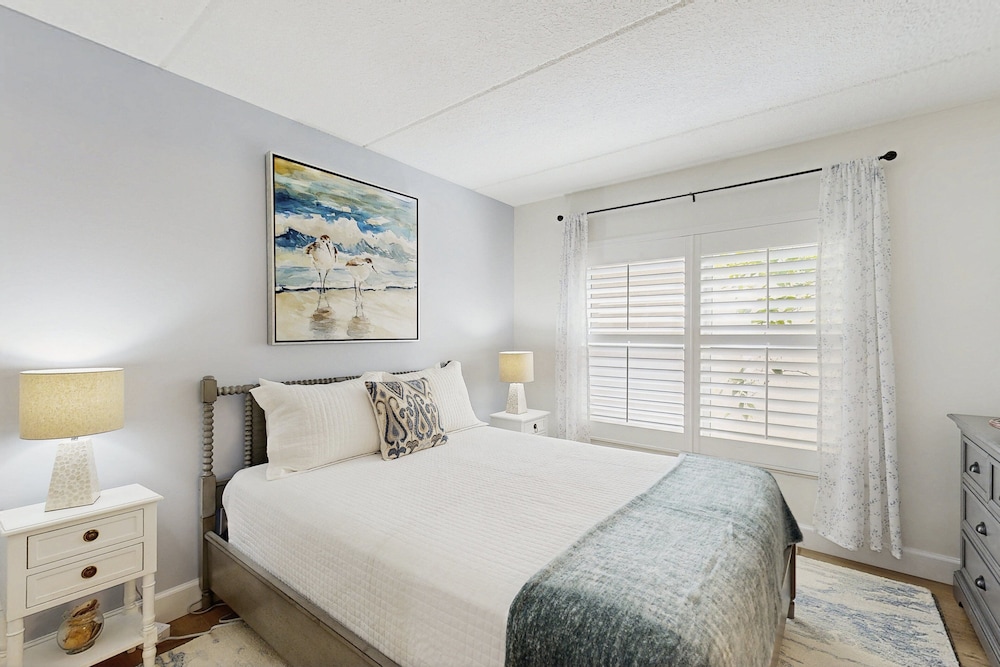 Fully-renovated Stunning Modern Beach Condo w/ Pool on Amelia Island — Hotel rooms in Amelia Island, Florida